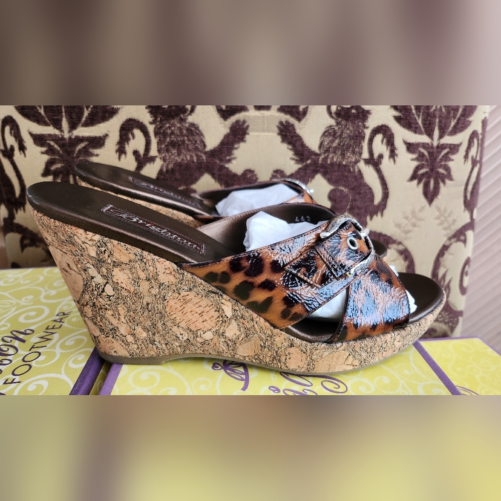 Brighton NWB Italian "SUMMER" PATENT LEATHER 3.5" SANDAL in size 8.5M